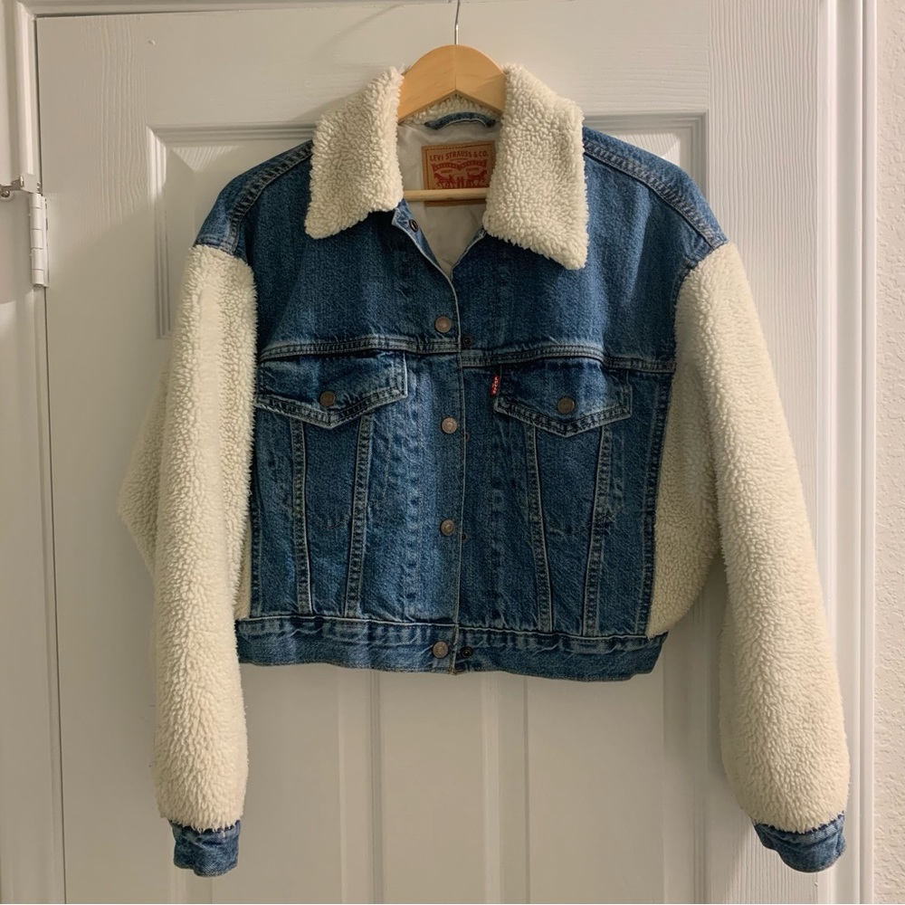 Levi’s cropped Sherpa sleeve denim jacket xs
